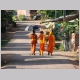 3. jonge monniken verlaten de tempel.JPG